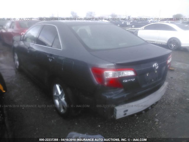 4T1BF1FK7CU091167 - 2012 TOYOTA CAMRY SE/LE/XLE GRAY photo 3