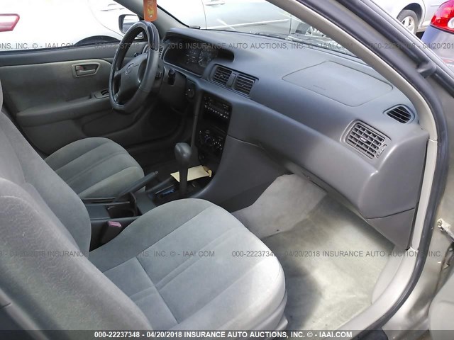 4T1BG22K5WU370226 - 1998 TOYOTA CAMRY CE/LE/XLE GRAY photo 5