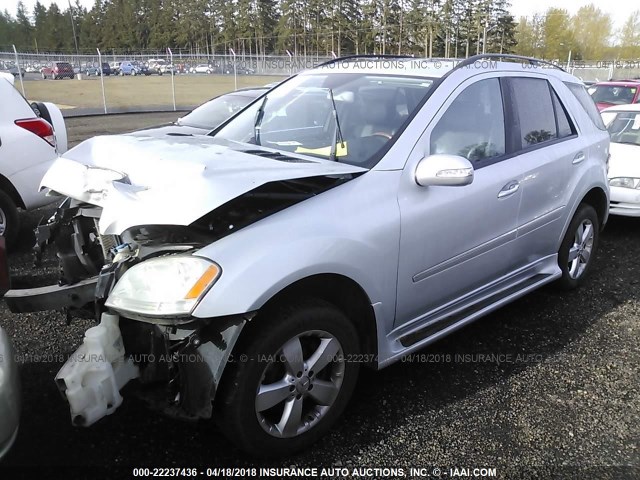 4JGBB75E56A063013 - 2006 MERCEDES-BENZ ML 500 SILVER photo 2