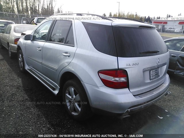 4JGBB75E56A063013 - 2006 MERCEDES-BENZ ML 500 SILVER photo 3