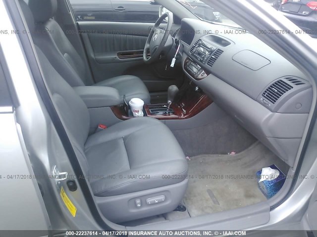 4T1BF30K56U113224 - 2006 TOYOTA CAMRY LE/XLE/SE ვერცხლისფერი ფოტო 5