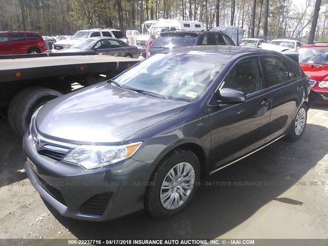 4T1BF1FK5DU641208 - 2013 TOYOTA CAMRY L/SE/LE/XLE GRAY photo 2