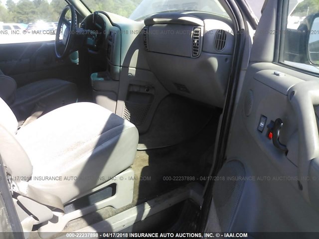 1GKDM19W71B517373 - 2001 GMC SAFARI XT GRAY photo 5