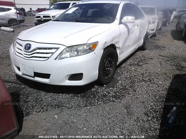 4T1BF3EK0BU632653 - 2011 TOYOTA CAMRY SE/LE/XLE WHITE photo 2