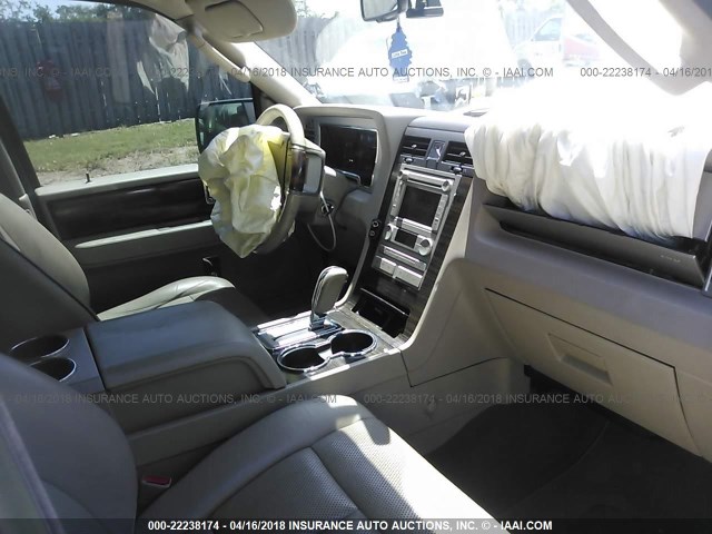 5LMFU27567LJ05719 - 2007 LINCOLN NAVIGATOR WHITE photo 5