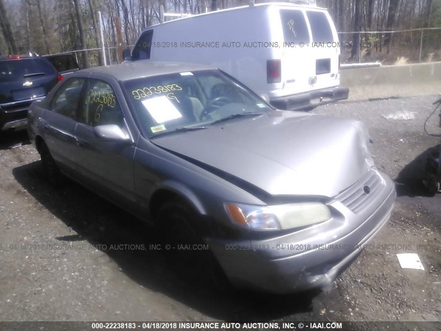 4T1BG22K1WU260371 - 1998 TOYOTA CAMRY CE/LE/XLE GRAY photo 1