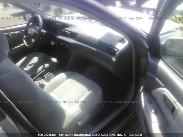 4T1BG22K1WU260371 - 1998 TOYOTA CAMRY CE/LE/XLE 灰色 照片 5