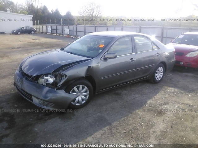 4T1BE32K15U598041 - 2005 TOYOTA CAMRY LE/XLE/SE GRAY photo 2