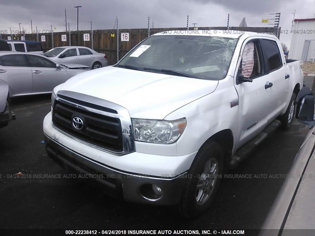 5TFDW5F10BX163495 - 2011 TOYOTA TUNDRA CREWMAX SR5 WHITE photo 2