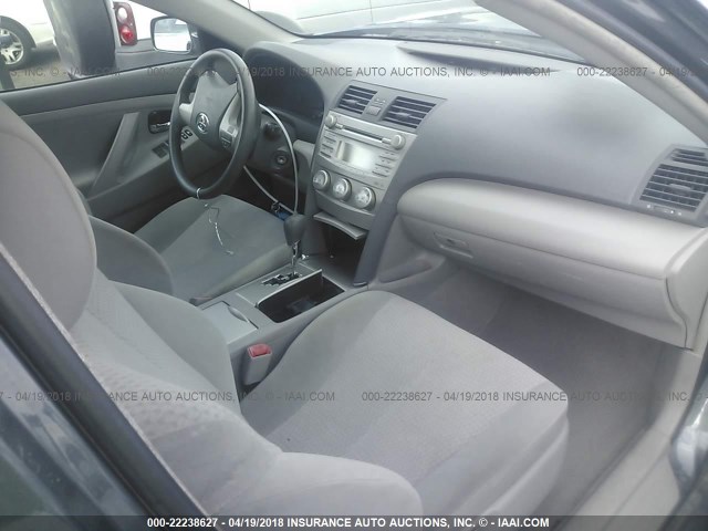 4T1BF3EK2BU703349 - 2011 TOYOTA CAMRY SE/LE/XLE Серый фото 5
