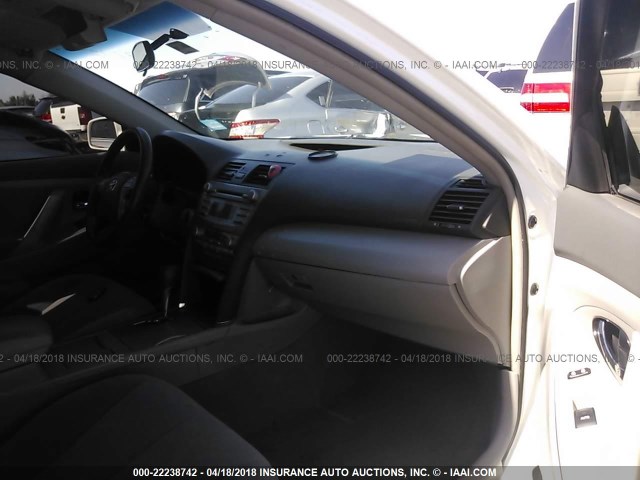 4T1BB3EK7AU114792 - 2010 TOYOTA CAMRY HYBRID WHITE photo 5