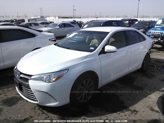 4T4BF1FK0FR460798 - 2015 TOYOTA CAMRY LE/XLE/SE/XSE WHITE photo 2