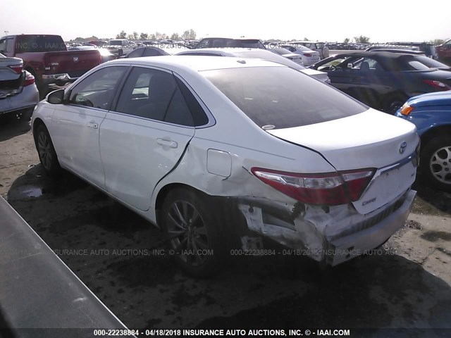 4T4BF1FK0FR460798 - 2015 TOYOTA CAMRY LE/XLE/SE/XSE WHITE photo 3