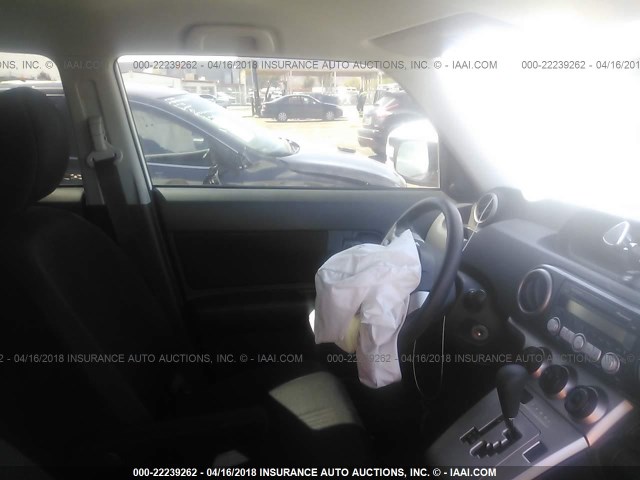 JTLKE50E381025942 - 2008 TOYOTA SCION XB WHITE photo 5