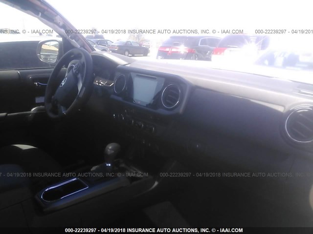 3TMCZ5AN4HM100430 - 2017 TOYOTA TACOMA DBL CAB/SR/TRDSPT/OR/PRO ვერცხლისფერი ფოტო 5