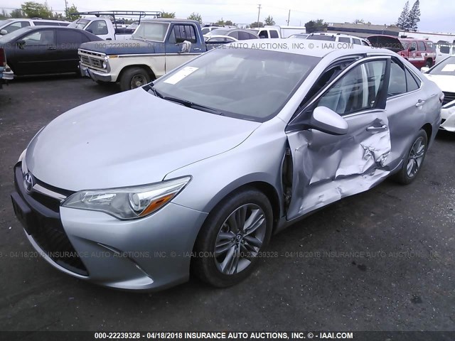 4T1BF1FK5FU485710 - 2015 TOYOTA CAMRY LE/XLE/SE/XSE ვერცხლისფერი ფოტო 2