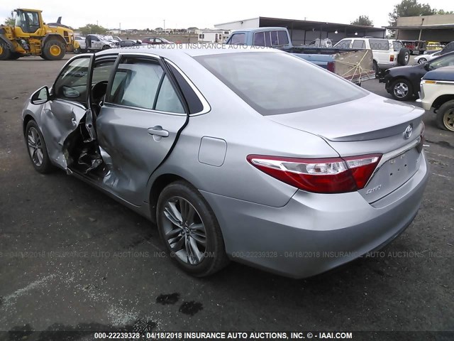 4T1BF1FK5FU485710 - 2015 TOYOTA CAMRY LE/XLE/SE/XSE ვერცხლისფერი ფოტო 3