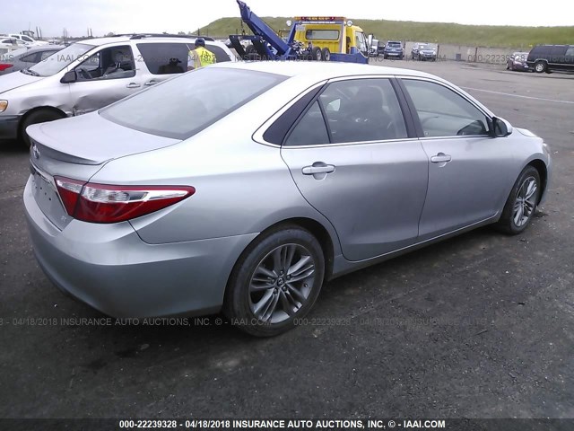 4T1BF1FK5FU485710 - 2015 TOYOTA CAMRY LE/XLE/SE/XSE ვერცხლისფერი ფოტო 4