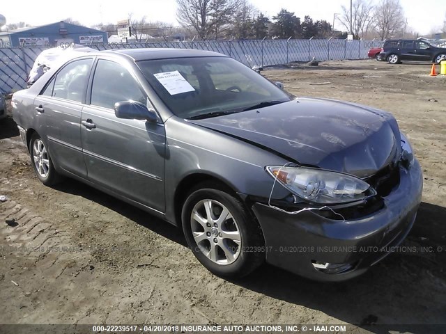 4T1BF30K35U620797 - 2005 TOYOTA CAMRY LE/XLE/SE ნაცრისფერი ფოტო 1