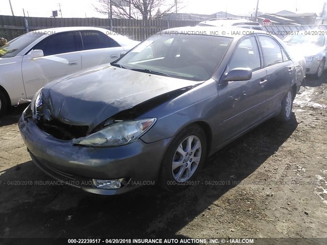 4T1BF30K35U620797 - 2005 TOYOTA CAMRY LE/XLE/SE ნაცრისფერი ფოტო 2
