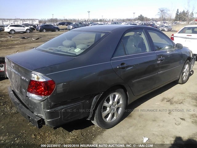 4T1BF30K35U620797 - 2005 TOYOTA CAMRY LE/XLE/SE ნაცრისფერი ფოტო 4