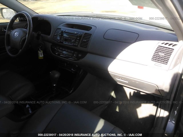 4T1BF30K35U620797 - 2005 TOYOTA CAMRY LE/XLE/SE ნაცრისფერი ფოტო 5