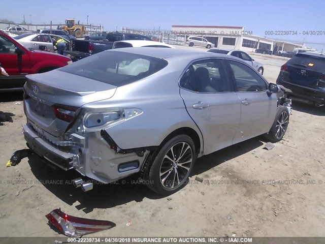 4T1B11HK7JU041264 - 2018 TOYOTA CAMRY L/LE/XLE/SE/XSE SILVER photo 4