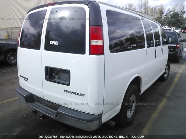 1GAHG35U551253756 - 2005 CHEVROLET EXPRESS G3500  WHITE photo 4