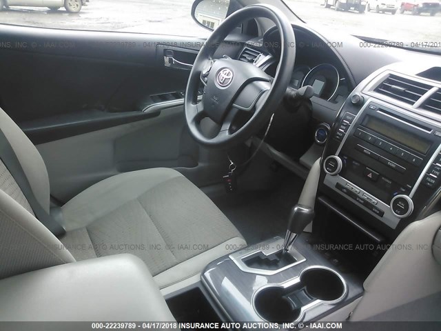 4T1BD1FK0CU059845 - 2012 TOYOTA CAMRY HYBRID/LE/XLE 灰色 照片 5