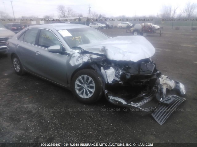 4T1BF1FK4HU409415 - 2017 TOYOTA CAMRY LE/XLE/SE/XSE SILVER photo 1