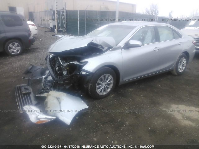 4T1BF1FK4HU409415 - 2017 TOYOTA CAMRY LE/XLE/SE/XSE SILVER photo 2