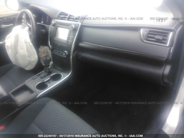 4T1BF1FK4HU409415 - 2017 TOYOTA CAMRY LE/XLE/SE/XSE SILVER photo 5