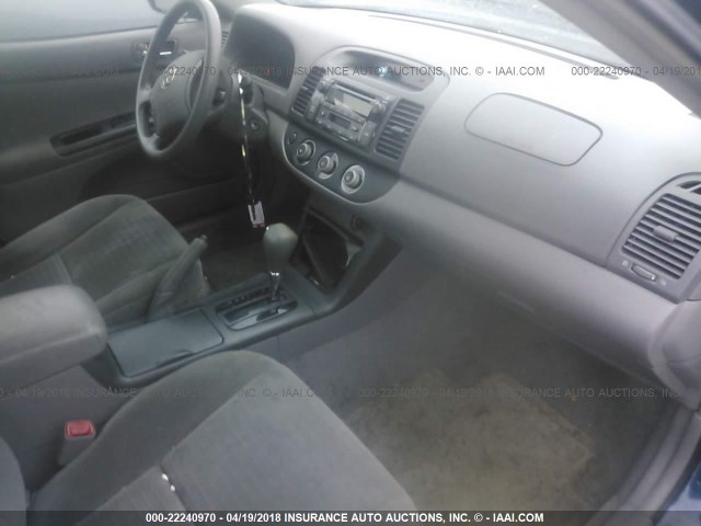 4T1BE30K65U402338 - 2005 TOYOTA CAMRY LE/XLE/SE ლურჯი ფოტო 5