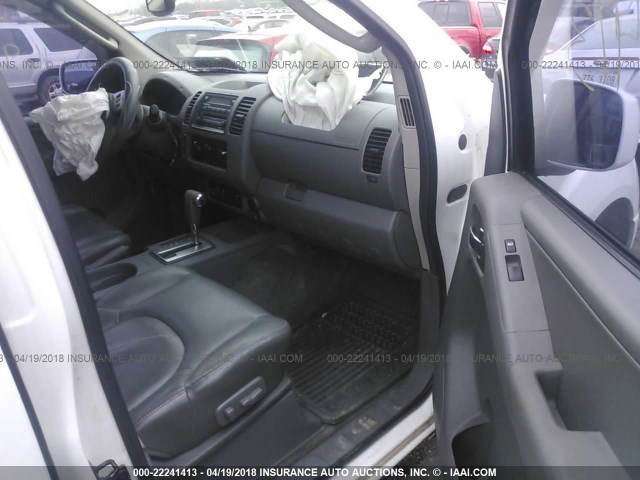 1N6AD07WX5C415591 - 2005 NISSAN FRONTIER CREW CAB LE/SE/OFF ROAD WHITE photo 5