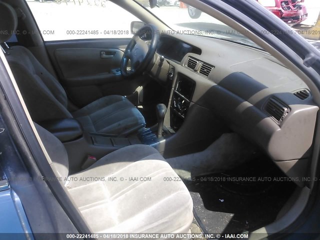 4T1BF22K8VU023975 - 1997 TOYOTA CAMRY CE/LE/XLE ლურჯი ფოტო 5