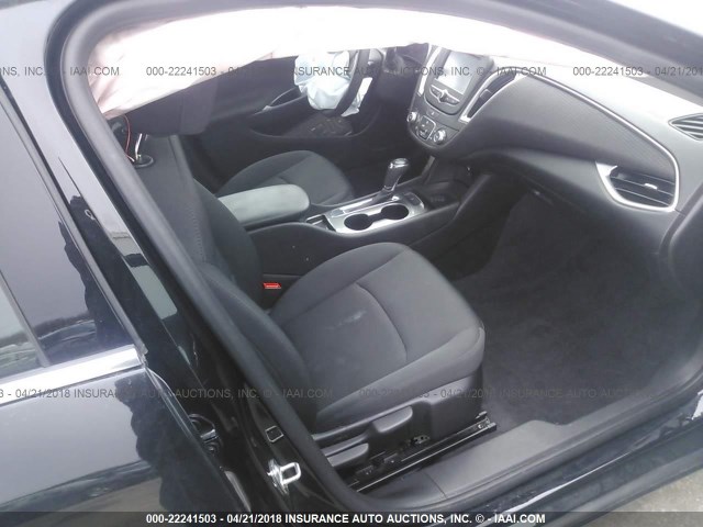 1G1ZB5ST8HF137145 - 2017 CHEVROLET MALIBU LS Qara foto 5