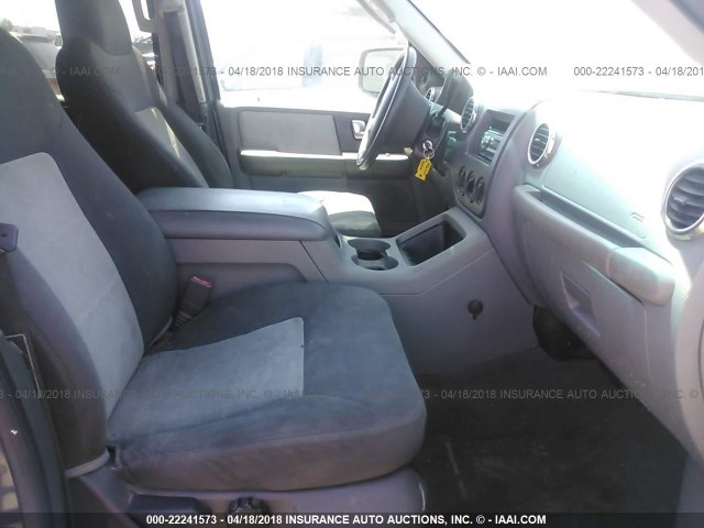 1FMRU15W94LA57635 - 2004 FORD EXPEDITION XLT 灰色 照片 5