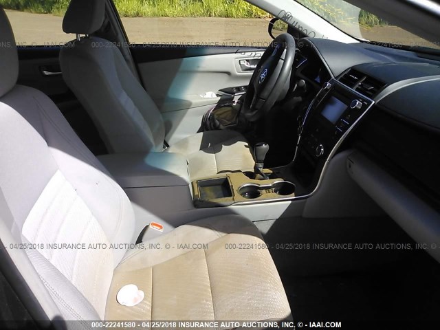 4T1BF1FK3GU568599 - 2016 TOYOTA CAMRY LE/XLE/SE/XSE GRAY photo 5