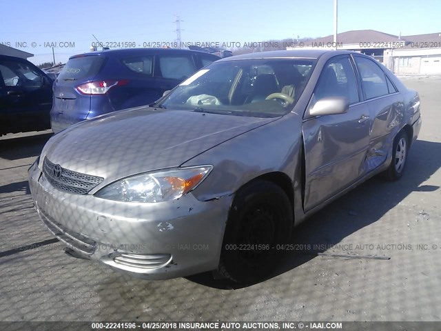 4T1BE32K22U603016 - 2002 TOYOTA CAMRY LE/XLE/SE ვერცხლისფერი ფოტო 2