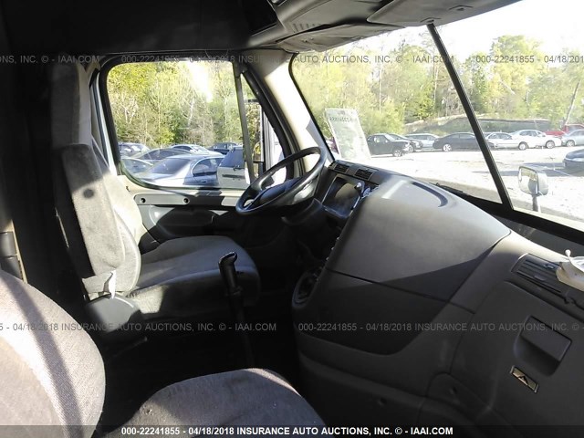 3AKJGLD55GSGZ8413 - 2016 FREIGHTLINER CASCADIA 125  WHITE photo 5