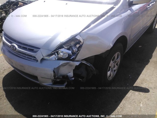 KNDMB133886247833 - 2008 KIA SEDONA SILVER photo 6