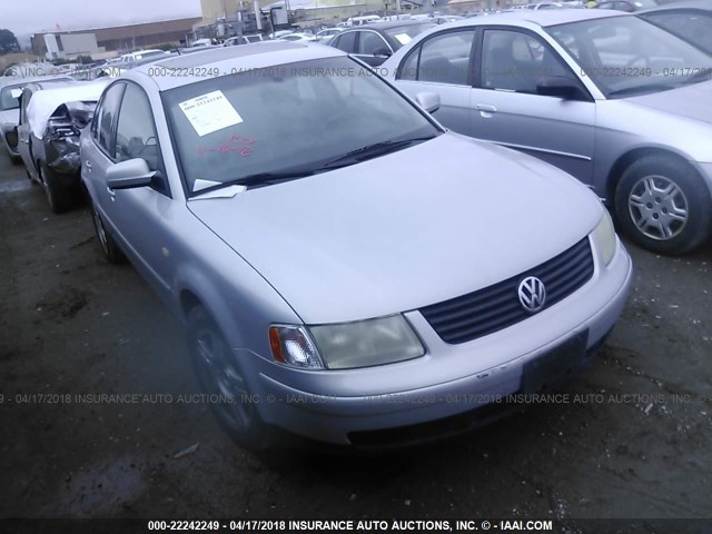 WVWPD23B0YE144092 - 2000 VOLKSWAGEN PASSAT GLX 银色 照片 1