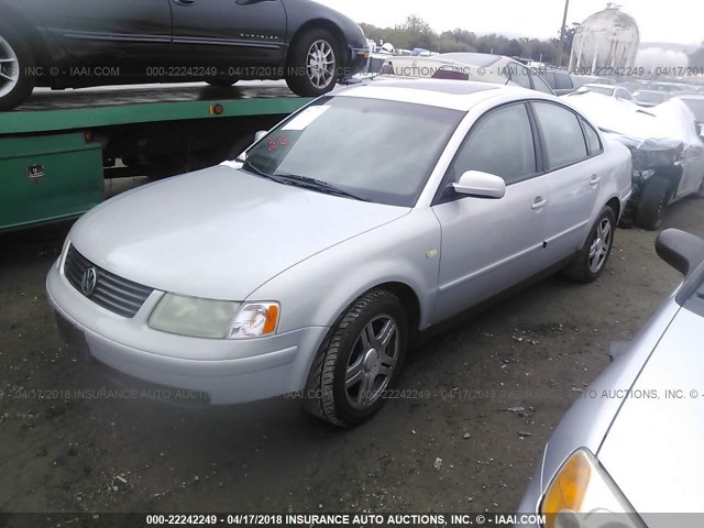 WVWPD23B0YE144092 - 2000 VOLKSWAGEN PASSAT GLX 银色 照片 2