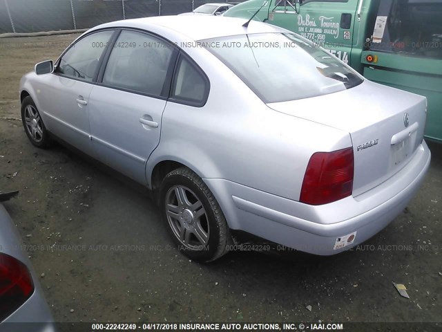 WVWPD23B0YE144092 - 2000 VOLKSWAGEN PASSAT GLX 银色 照片 3