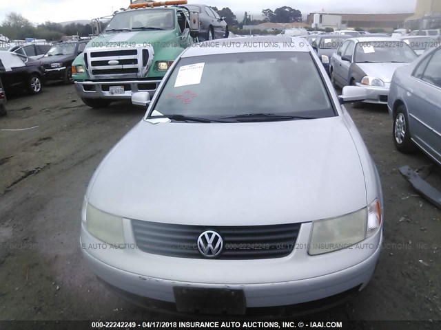WVWPD23B0YE144092 - 2000 VOLKSWAGEN PASSAT GLX 银色 照片 6