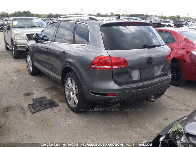 WVGEF9BP9DD013519 - 2013 VOLKSWAGEN TOUAREG V6 GRAY photo 3