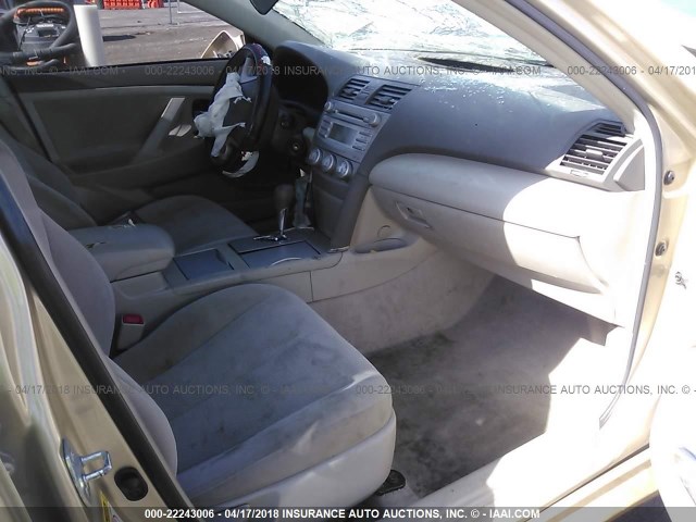 4T1BF3EK1BU211105 - 2011 TOYOTA CAMRY SE/LE/XLE 金色 照片 5