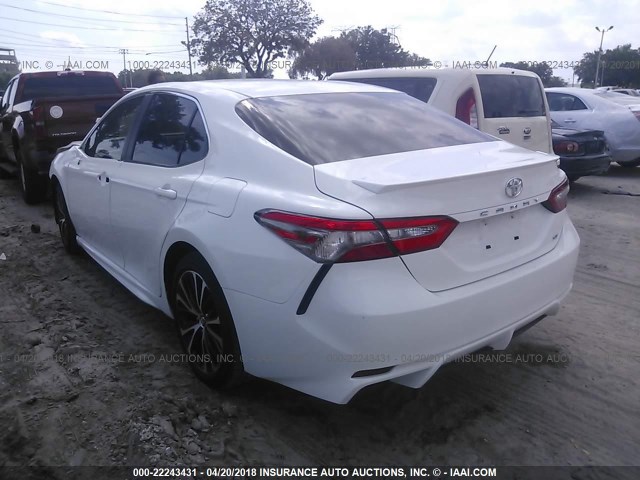 JTNB11HK2J3008761 - 2018 TOYOTA CAMRY L/LE/XLE/SE/XSE WHITE photo 3