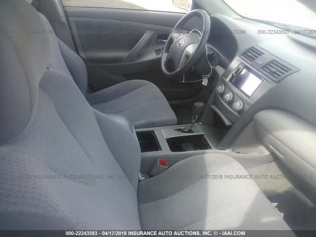 4T1BF3EK6BU714189 - 2011 TOYOTA CAMRY SE/LE/XLE SILVER photo 5