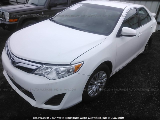 4T4BF1FK1ER377864 - 2014 TOYOTA CAMRY L/SE/LE/XLE WHITE photo 2